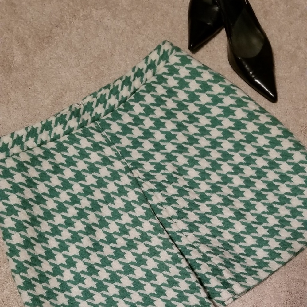 A-line Pleated Wool Skirt w/Houndstooth Pattern
